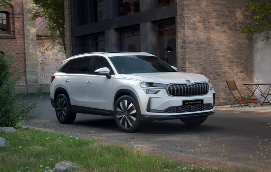 White SKODA Kodiaq iV Front Side View
