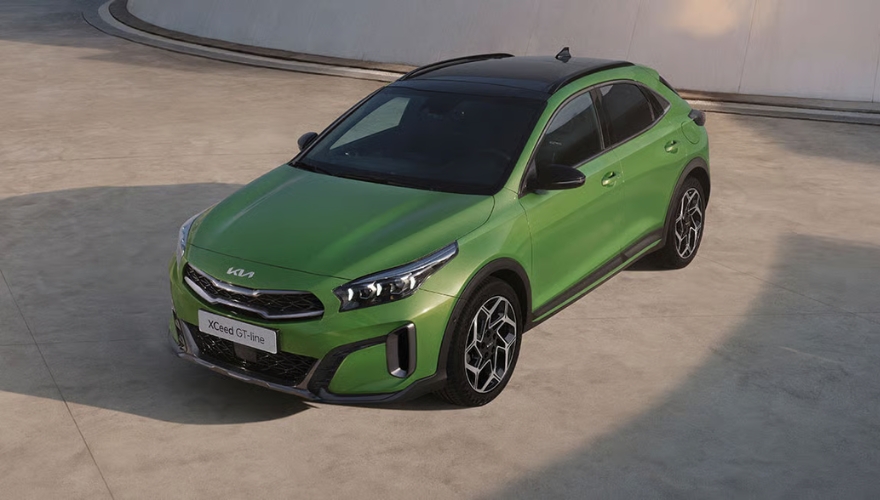 Kia Xceed in green parked outdoors in an urban environment