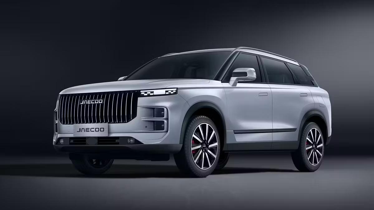 Silver Jaecoo 7 SUV in a studio setting, highlighting its bold front grille and design.