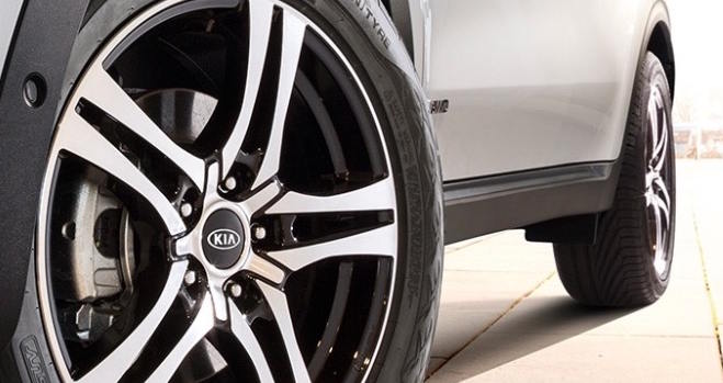 Close-up of a Kia alloy wheel and tyre showcasing premium design, road grip and vehicle stability.