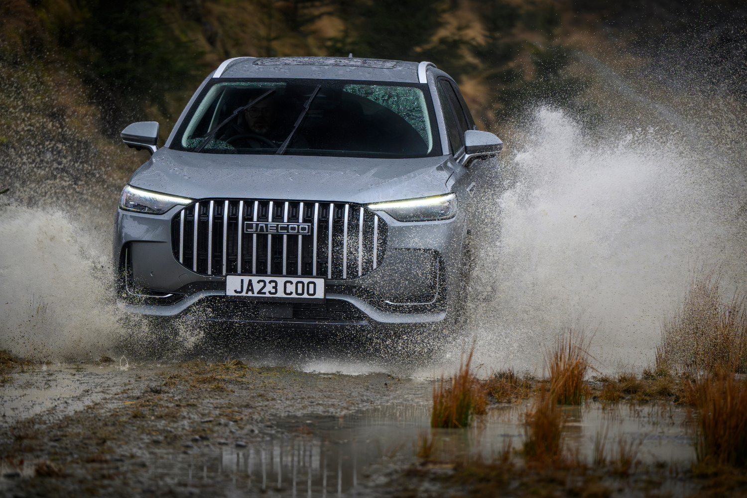 JAECOO 8 driving through a puddle