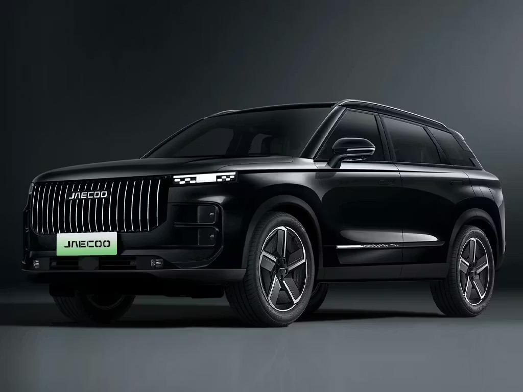 Front three-quarter view of the Jaecoo 7 BL SUV in black, featuring an imposing vertical-slatted grille, integrated LED daytime running lights and bold two-tone alloy wheels.